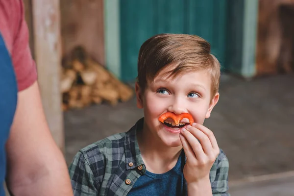 Мальчик играет с перцем — стоковое фото