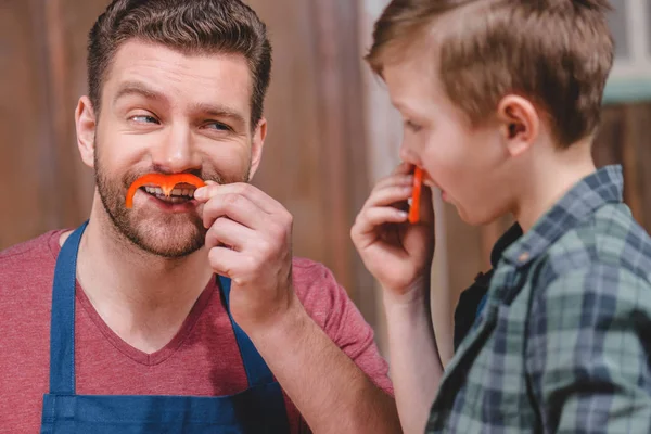 Father and son cutting pepper — Stock Photo, Image