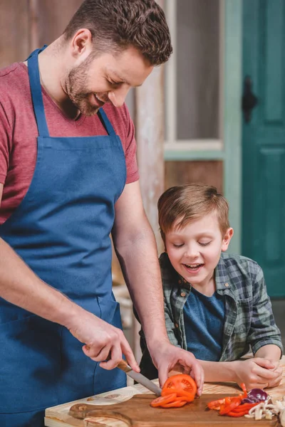 Padre e figlio tagliare verdure — Foto Stock