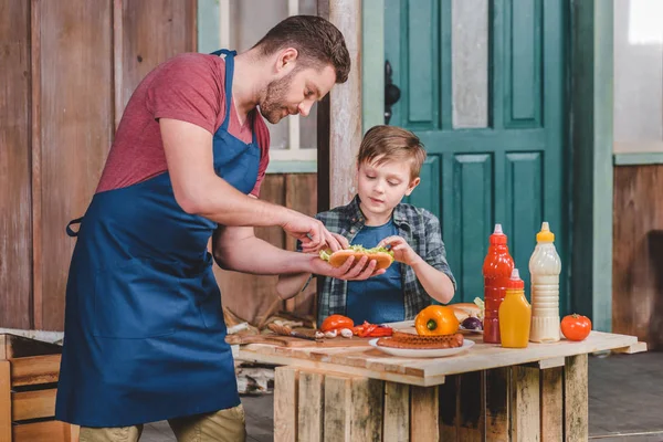 Apa és fia, főzés a hot dog — Stock Fotó