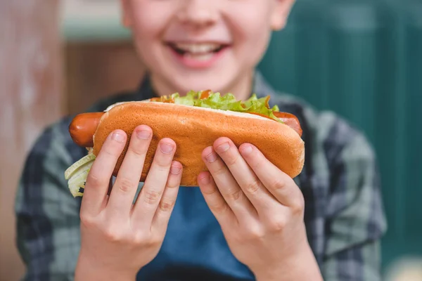 Boy hospodářství hot dog — Stock fotografie