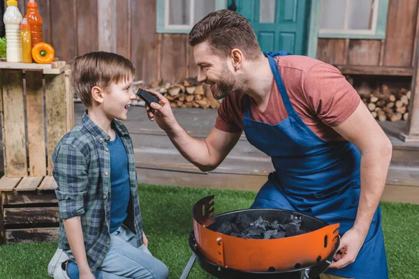 Apa és fia grill előkészítése — Stock Fotó