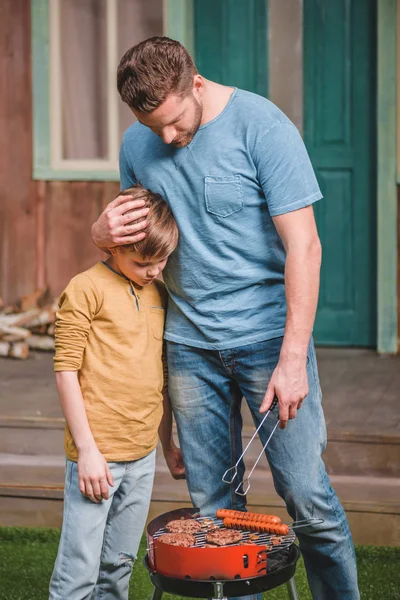 Father and son on barbecue — Stock Photo, Image