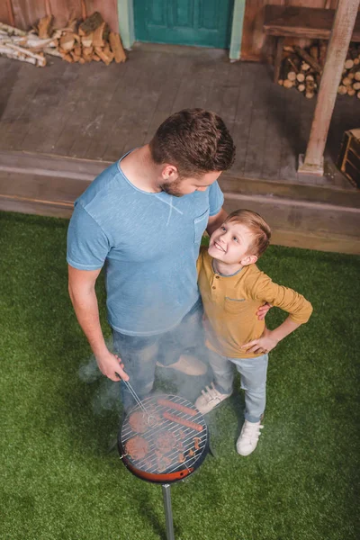 Father and son on barbecue — Stock Photo, Image