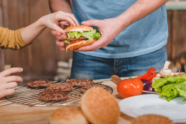 Dad and son cooking burgers — Stock Photo, Image