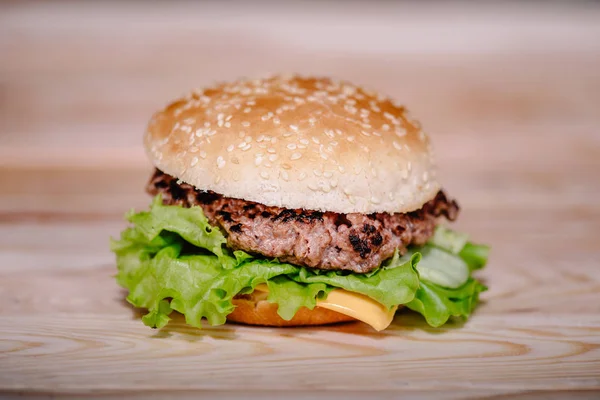 Hamburger di carne appena cotto — Foto Stock