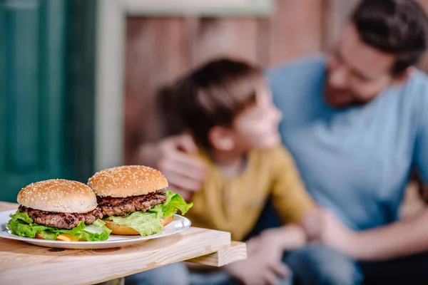 Domowe hamburgery na talerzu — Zdjęcie stockowe