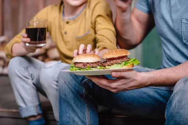 Padre e hijo con hamburguesas caseras —  Fotos de Stock