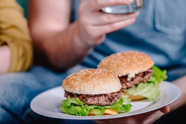 Domowe hamburgery na talerzu — Zdjęcie stockowe