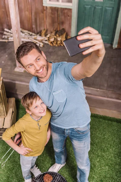 Ojciec i syn biorąc Selfie — Zdjęcie stockowe