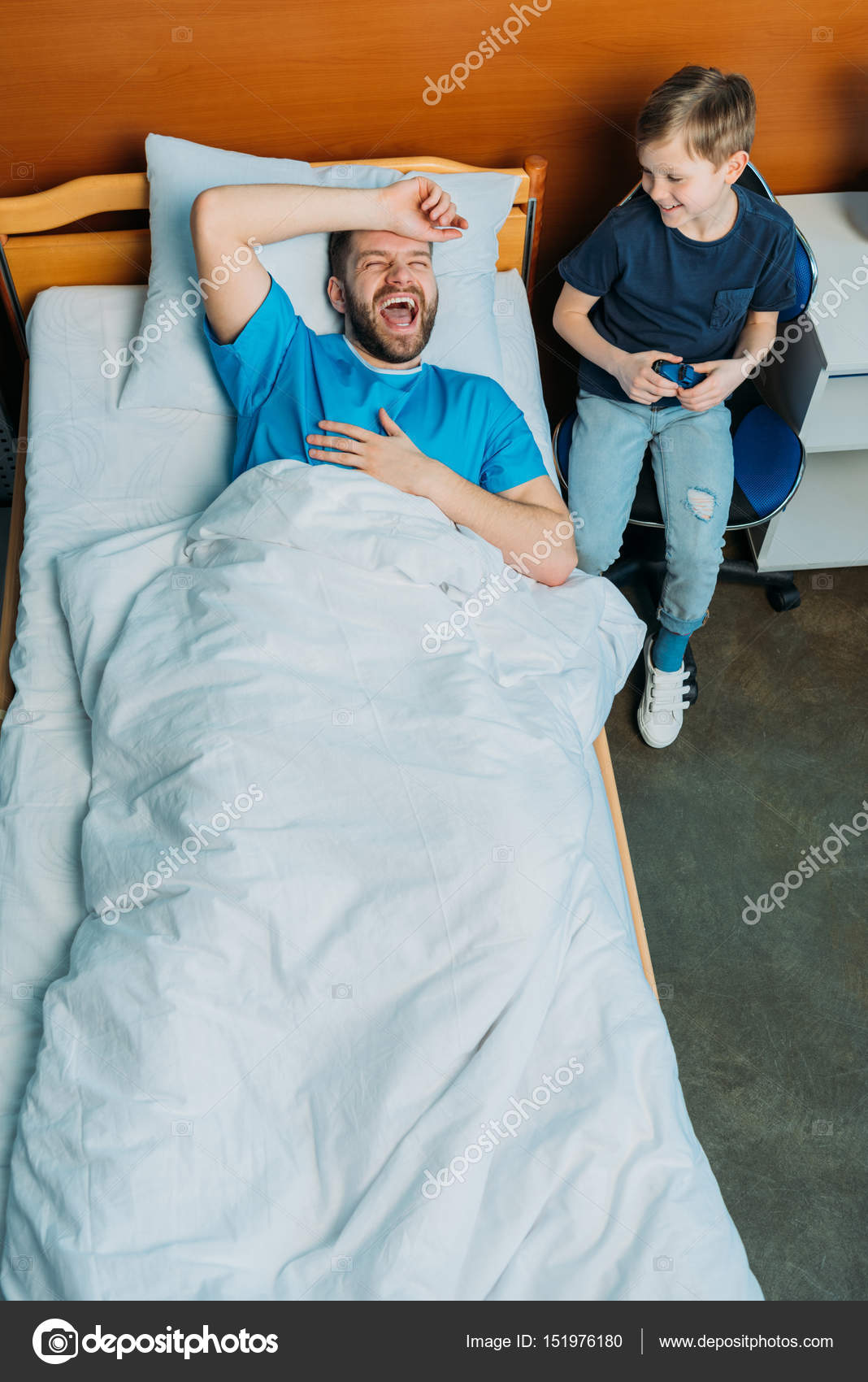 Папа с ребенком больным. Отец и больной сын. Папа в больнице. Сын в больнице. Men satisfied and surprised.