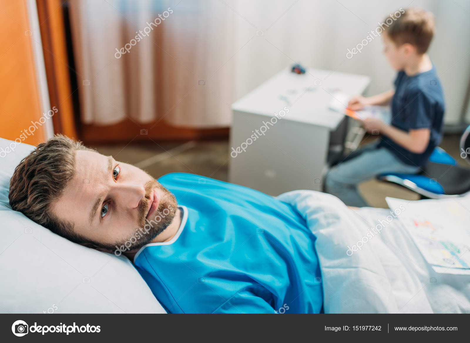 Родители и больной ребенок. Папа в больнице. Родители тяжелобольных детей. Отец и больной сын. Отец и больной сын.