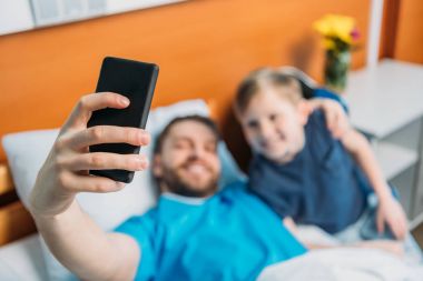 Baba ve oğul selfie ward alarak