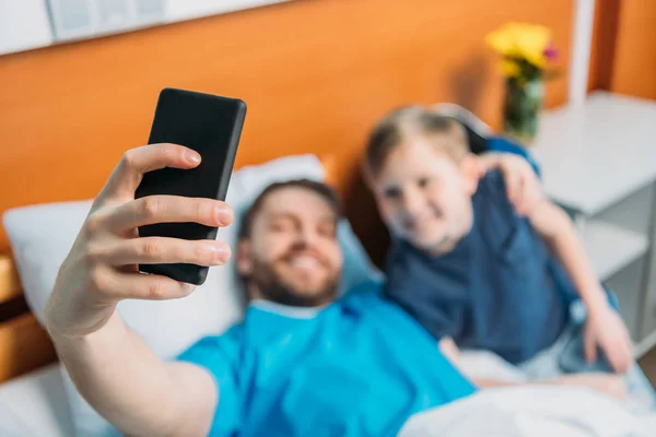 Père et fils prendre selfie à pupille — Photo