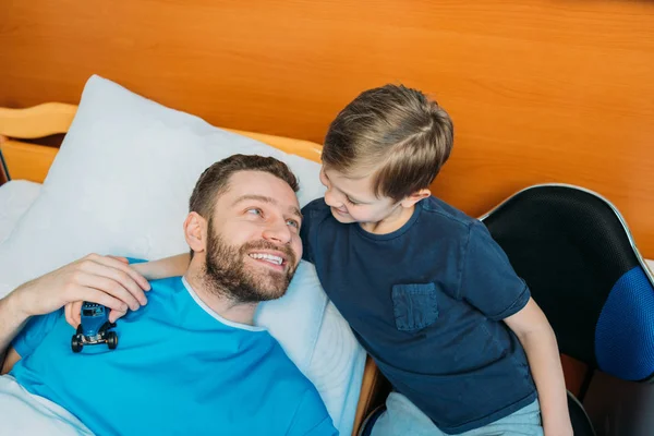 Père avec fils embrassant à pupille — Photo