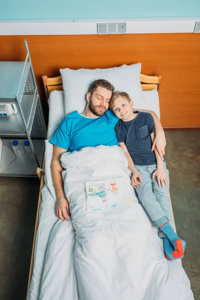 Padre con hijo abrazándose en la sala — Foto de Stock