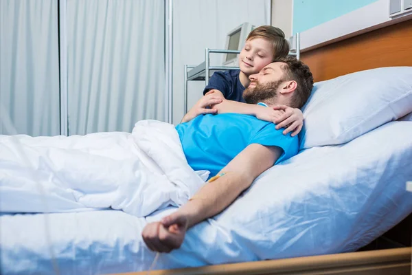 Far med son embracing på ward — Stockfoto