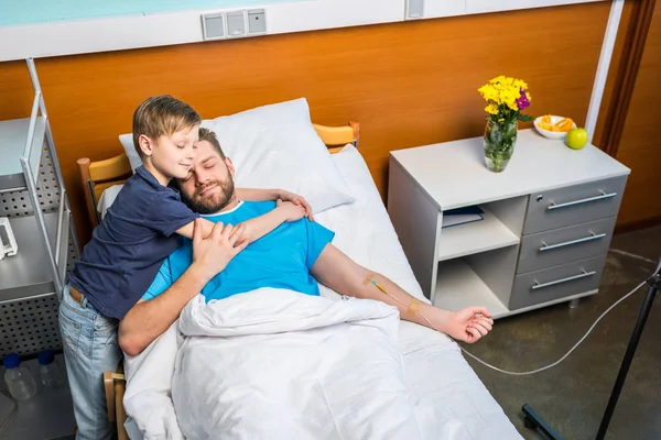 Pai com filho abraçando na enfermaria — Fotografia de Stock