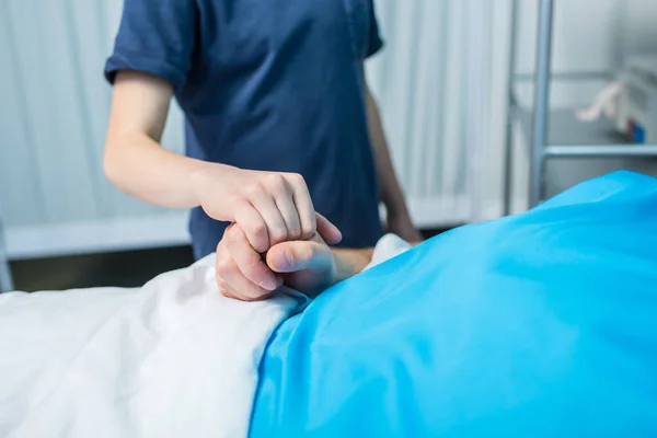 Father at ward holding hands with son — Stock Photo, Image