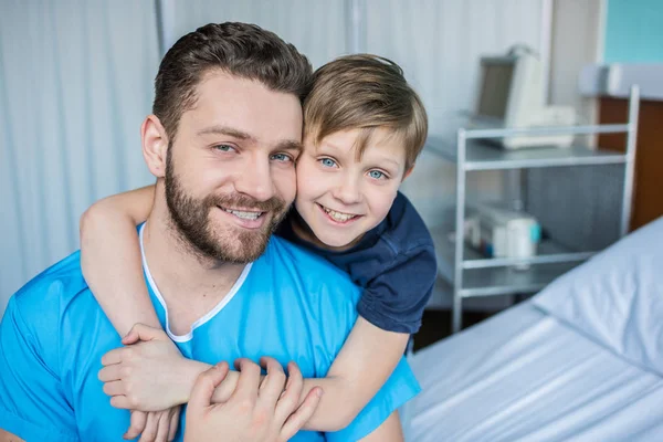 Pappa och son på sjukhus — Stockfoto