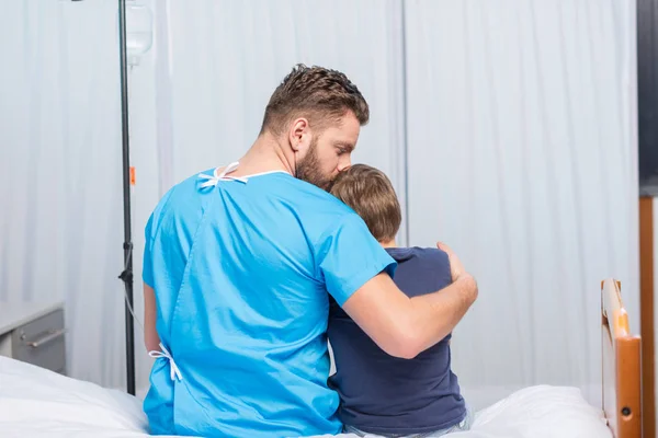 Apa és fia a kórházban — Stock Fotó