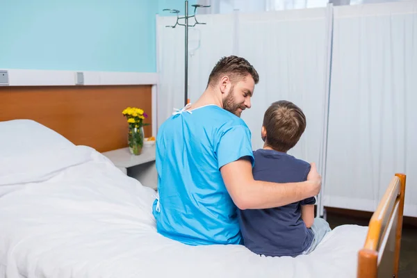 Pai e filho no hospital — Fotografia de Stock