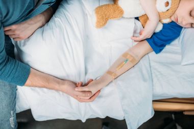 damla sayacı ile küçük çocuk