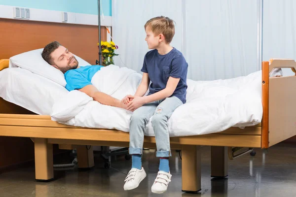 Pappa och son på sjukhus — Stockfoto