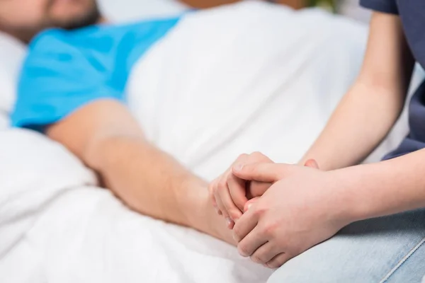 Vader en zoon in ziekenhuis — Stockfoto