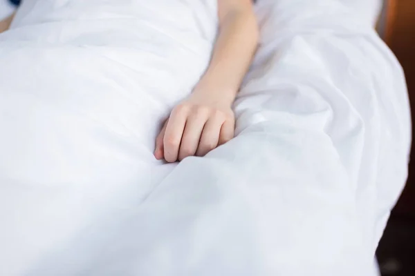 Niño en la cama del hospital — Foto de Stock