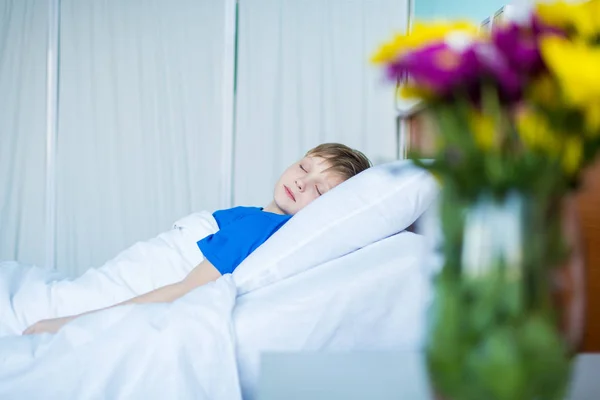 Kleine jongen in ziekenhuisbed — Stockfoto