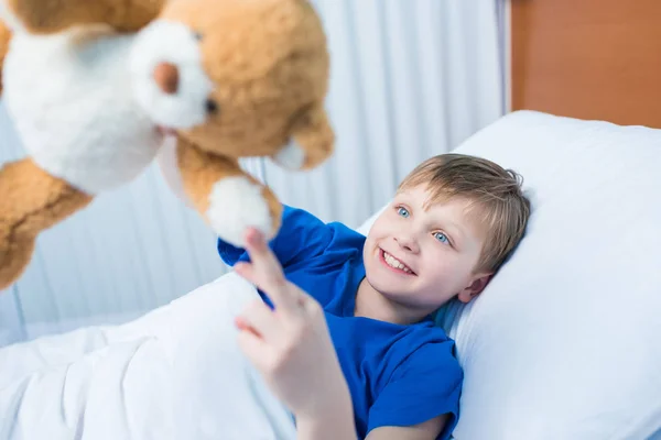 病院のベッドで小さな男の子 — ストック写真