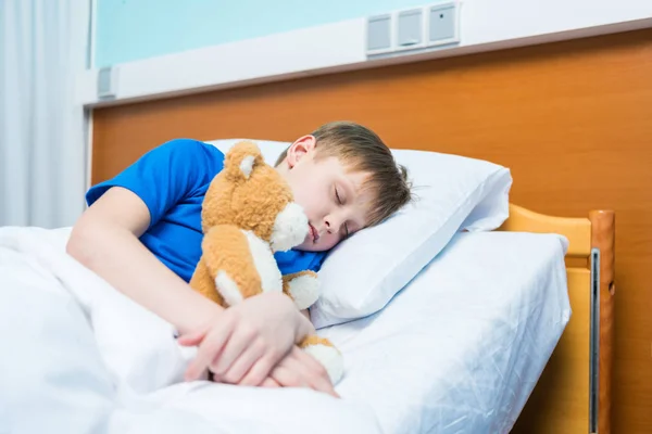 Liten pojke i sjukhussäng — Stockfoto