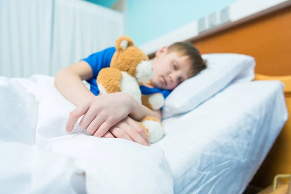 Маленький хлопчик у лікарняному ліжку — стокове фото