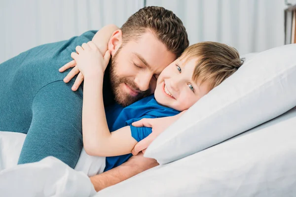 Dad and son in hospital — Stock Photo, Image
