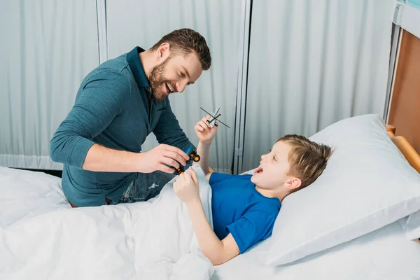 Dad and son in hospital — Stock Photo, Image