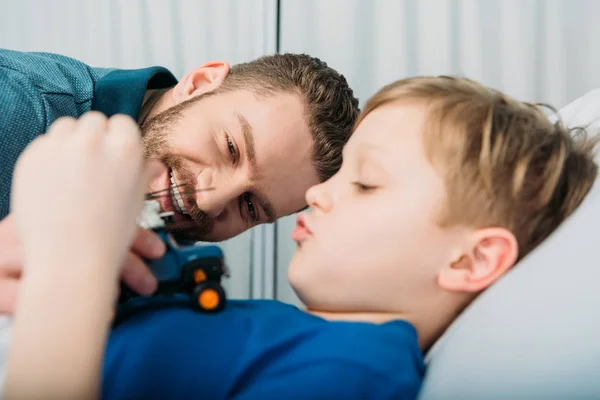 Pappa och son på sjukhus — Stockfoto