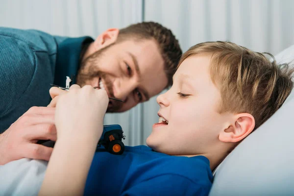 Pappa och son på sjukhus — Gratis stockfoto