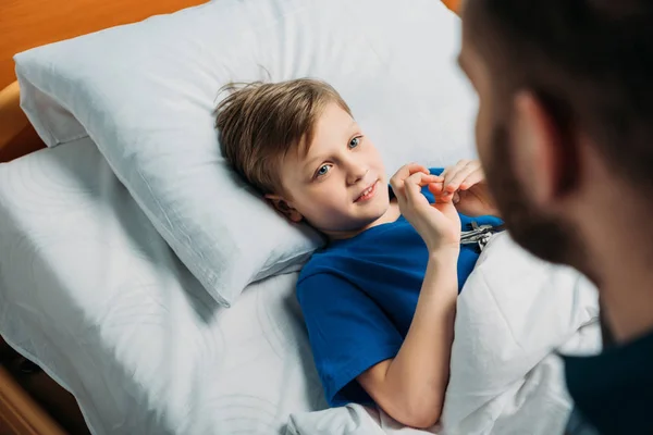 Dad and son in hospital — Stock Photo, Image