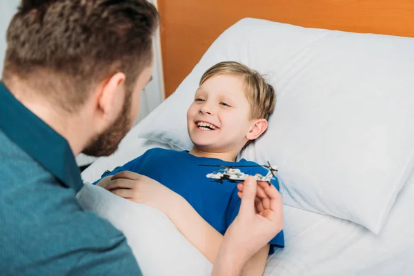 Pai e filho no hospital — Fotografia de Stock