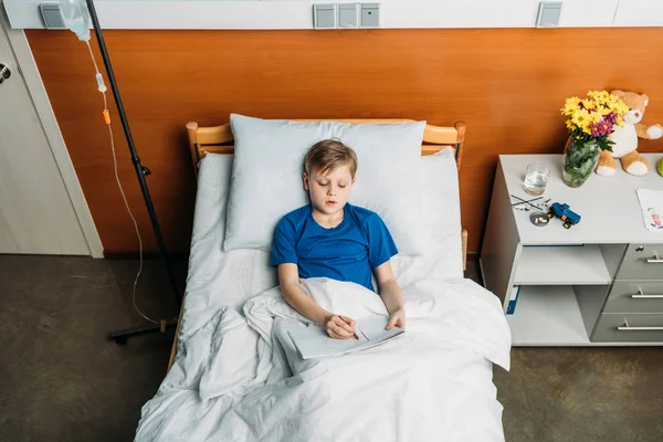 Boy drawing picture — Stock Photo, Image