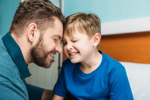 Pappa och son i sjukhuset kammare — Stockfoto