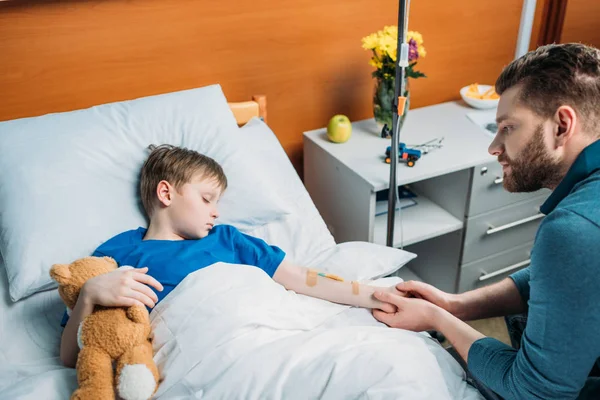 Pai perto filho na cama do hospital — Fotografia de Stock