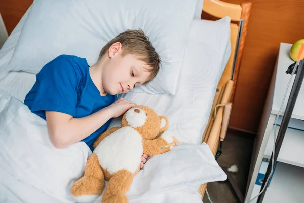 Hastane yatağında küçük çocuk — Stok fotoğraf
