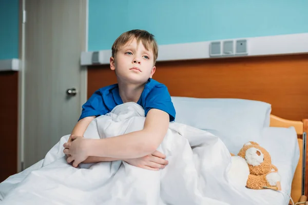 Mały chłopiec w szpitalnym łóżku — Zdjęcie stockowe