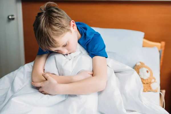 Μικρό αγόρι στο κρεβάτι του στο νοσοκομείο — Φωτογραφία Αρχείου