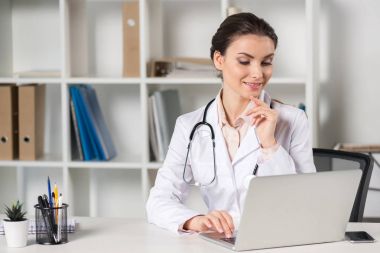 dizüstü bilgisayar kullanan doktor