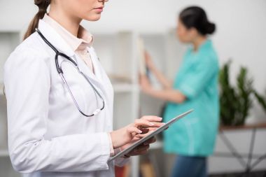 dijital tablet kullanan doktor