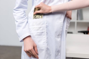 hasta doktor cebine para koymak