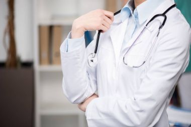 Steteskoplu beyaz önlüklü doktor.